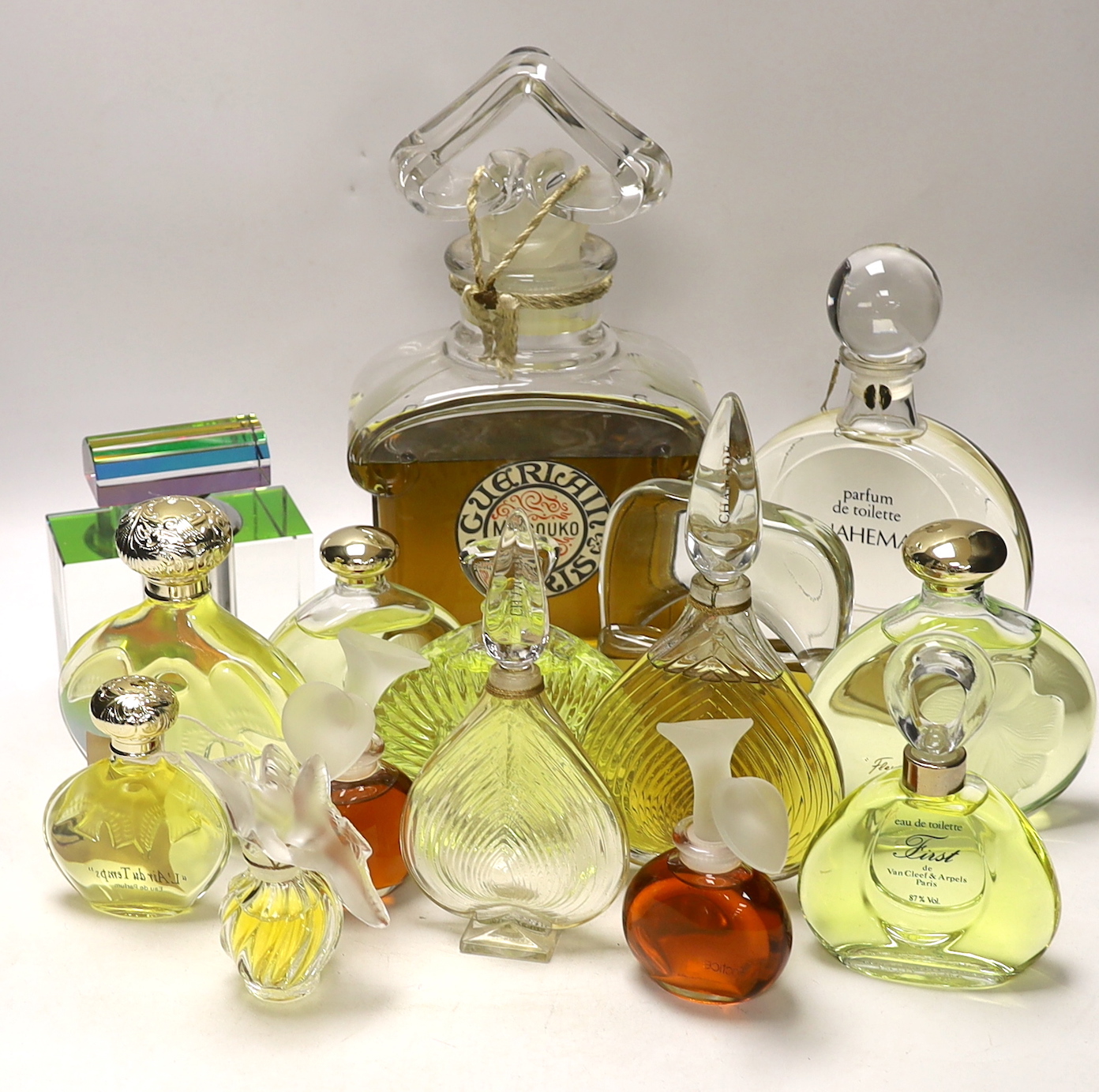 A collection of seventeen glass bottled perfumes; Guerlain Paris, Guy Laroche, Loris Azzaro, Van Cleef & Arpels, etc.